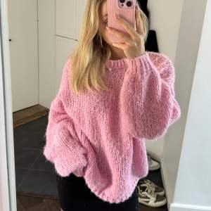 Mohair liknande stickad tröja i den finaste rosa. Så mjuk och len! 🩷 Storlek XL då jag gillar den oversize, men sitter fint på mig som vanligtvis bär XS/S