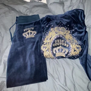 Juicy set  - Jätte mysigt set, vet inte om det är äkta. Det står strl M men det är Mer som XS-S
