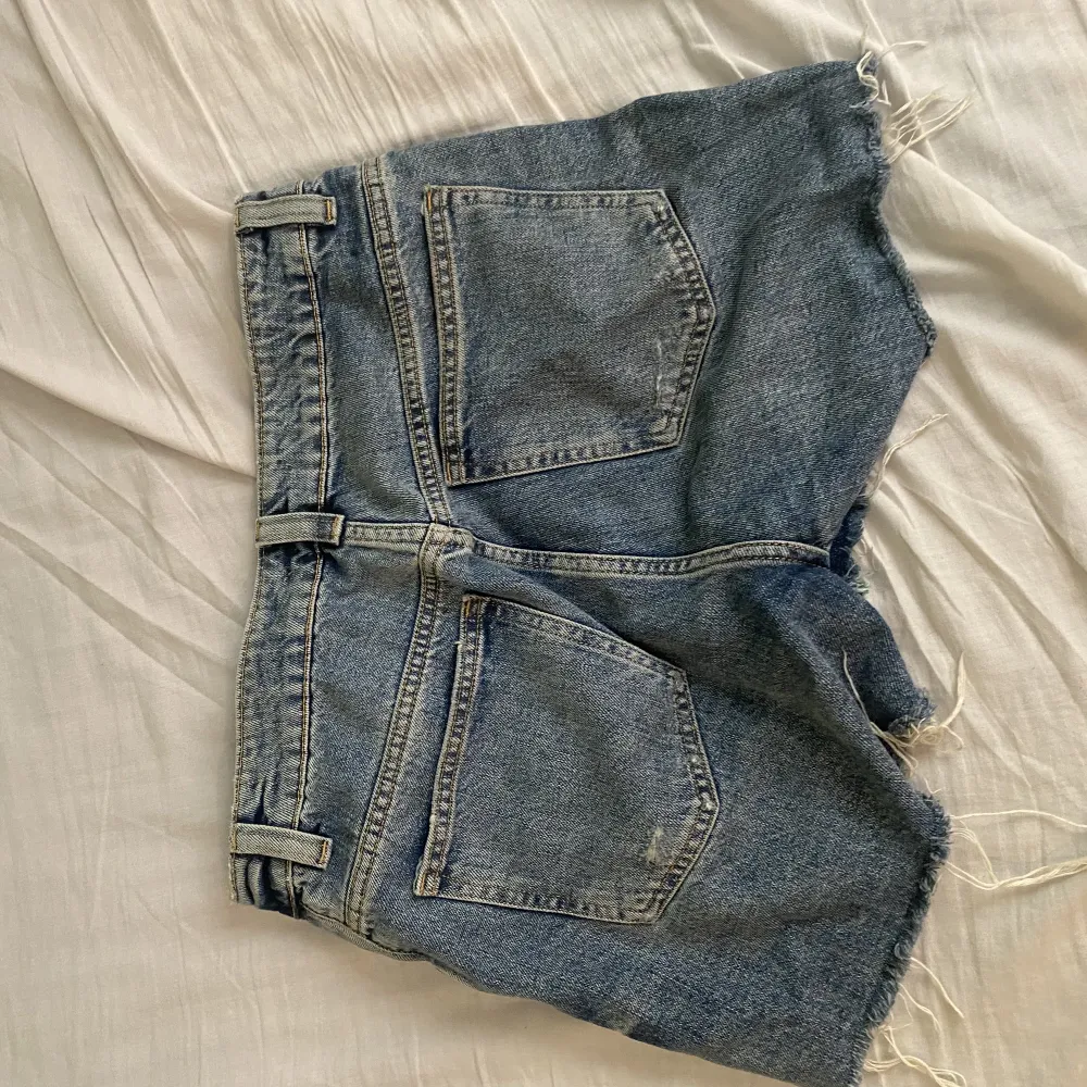 Säljer ett par blåa jeansshorts i storlek M från bikbok. Fint skick, använd ett fåtal par gånger.. Shorts.