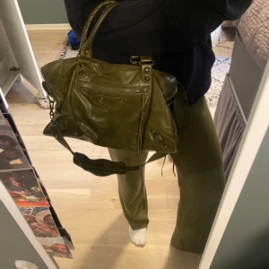 Grön balenciaga väska  - så sjukt snygg balenciaga väska i en så fin grön färg😍Älskar verkligen men måste rensa! Har inget äkthetsbevis men köpt på Vestiaire så den har genomgått en äkthetskoll, kan visa bild på det!! Använd men inga större defekter!❤️ köp direkt för 6500kr❤️