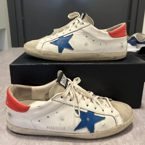 Golden goose skor - Tja! Sjukt feta gg skor i storlek 43, passar 42/43. Riktigt fräsch färg, och några utav de skönaste skorna jag ägt. Skorna är använda men har inga defekter som påverkar användning. Heeldrag och genereal wear, cond ~ 7/10. RRP: 4999 kr, mitt pris: 2399 kr