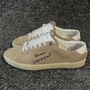 Saint Laurent skor  - Säljer ett par Saint Laurent skor i färgen beige. Storlek 41,5 passar 42. Skick 7/10, fint skick men lite slitage innuti. Inget og ingår. Nypris 5999kr, köp för endast 2400kr. Möts upp i Stockholm eller fraktar spårbart via postnord.