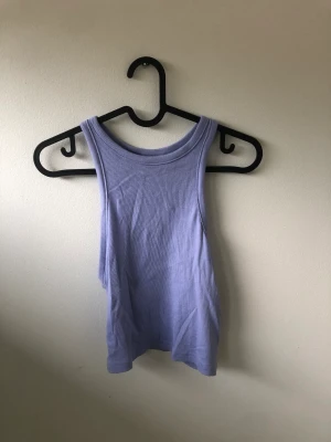 Lilla linne - Lila linne från hm i bra skick som endast är använd ett fåtal gånger. Storlek m men funkar för alla storlekar beroende på pass form man söker. Kostar 20 kr + frakt eller mötas upp i Stockholms området 