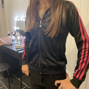 Adidas kofta - Säljer denna adidas koftan, använd väl, storlek 152💕