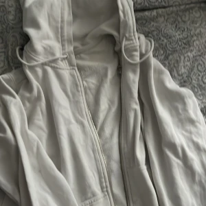 Vit tjocktröja  - Snygg vit tjovktröja säljer pga att den inte kommer till användning 