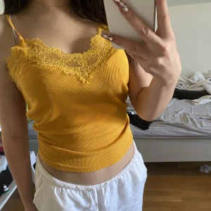 Spets topp - Super söt spets topp med justerbara band!! använd några gånger, storlek M men passar även mig som brukar ha S 