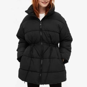 Pufferjacket från Monki - Ny jacka från Monki, oanvänd med lappar kvar. Nypris 750kr & säljes då den ännu inte kommit till användning. Storlek xxs men oversized så passar upp till s/m också & går att anpassa midjan ☺️