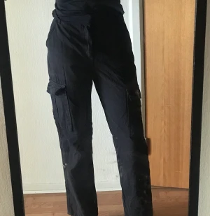 Cargobyxor - Ett par svarta cargobyxor. Använda 1 gång, då jag har flera par. Är 174