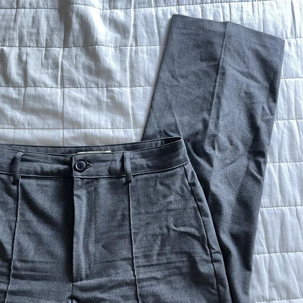 super snygga grå kostymbyxor från Pull&bear sparsamt använda, mid waist ☺️. Jeans & Byxor.