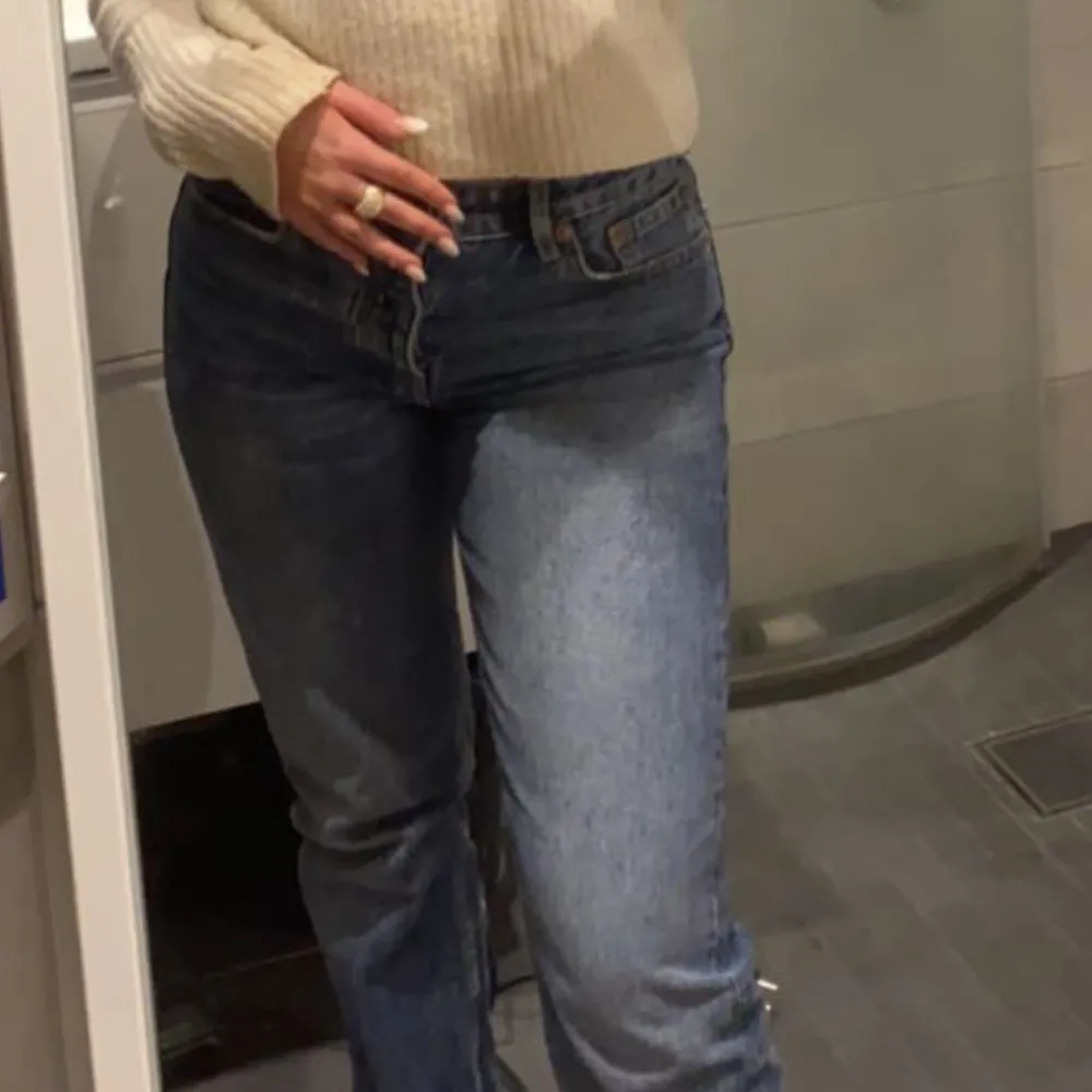 Säljer mina snygga jeans från zara som tyvärr inte passar längre.😊Har dessa byxor i två olika storlekar (både 36 och 34) säljer båda två❤️. Jeans & Byxor.