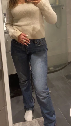 Jeans zara - Säljer mina snygga jeans från zara som tyvärr inte passar längre.😊Har dessa byxor i två olika storlekar (både 36 och 34) säljer båda två❤️