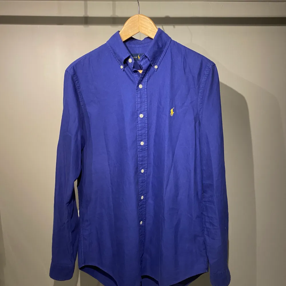 Sjukt snygg och trendig Ralph Lauren skjorta. Toppskick och använd endast EN GÅNG!! Skick: 9,5/10! Köpt på Ralph Lauren för 1500kr, mitt pris endast 449kr. Skjortor.