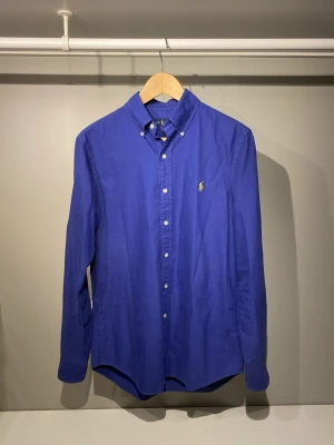 Ralph Lauren skjorta - Sjukt snygg och trendig Ralph Lauren skjorta. Toppskick och använd endast EN GÅNG!! Skick: 9,5/10! Köpt på Ralph Lauren för 1500kr, mitt pris endast 449kr