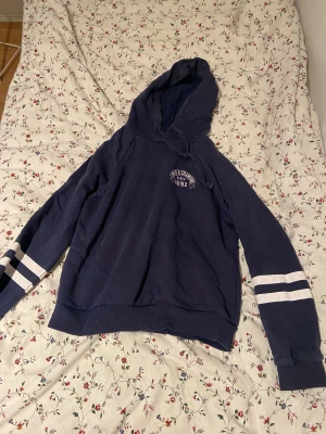 Hoodie - Jätteskön hoodie som faktiskt sitter jättebra! Perfekt till hösten💙 Priset kan diskuteras 