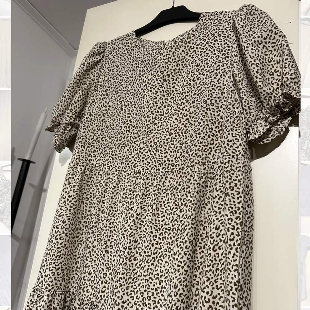 Leopardmönstrad långklänning från Shein. Strl S/M , puffärm. Obetydligt använd . Klänningar.