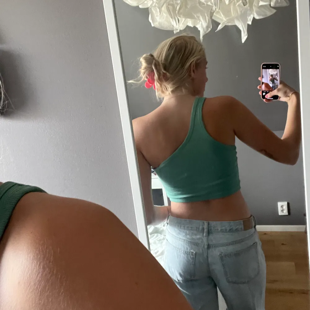 Jag säljer denna gröna one shoulder topp som är jättefin till vardags eller fest! Den har ett pyttelitet hål som syns på sista bilden.💕. Yläosat.