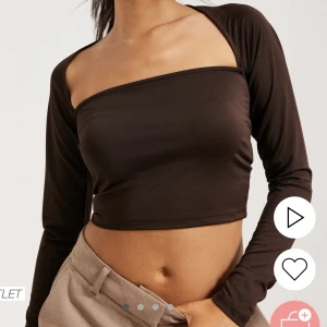 Nelly topp - Säljer två toppar från Nelly, nästan helt oanvända och säljer pga liten storlek. 