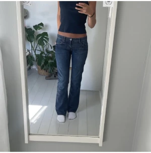 Lågmidjade jeans - Säljer mina lågmidjade jeans då de inte passar mig längre❤️passar mig som vanligtvis bär 34/36 i jeans och är 170 men skulle säga att de passar nån som är 165 också🤗knappen är inte original med det är inget man tänker på