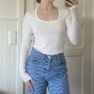 Vit tröja  - Vit tröja i storlek s. Aldrig använd så i mycket bra skick. Säljer för 70 kr plus frakt 💖