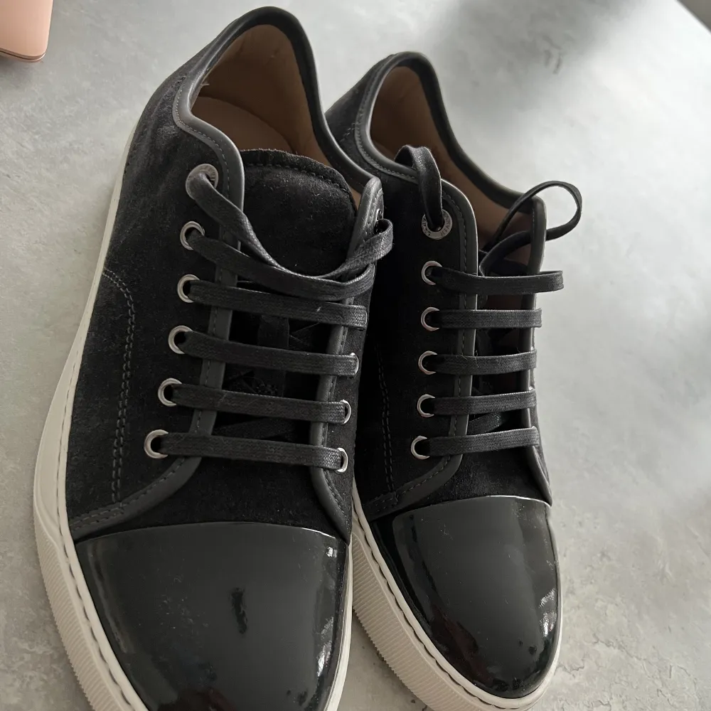 Tja, säljer dem här helt nya lanvin skorna i mörkgrå färg pågrund av fel storlek och inte kan skicka tillbaka dem eller byte mot ett par i uk 5  Dem här e i size 6. Skor.