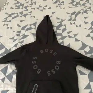 Ny Hugo boss hoodie (Storlek: xs) köpt på paparazzi malmö.  Inget fel på den vill sälja då den är för liten   Kan inte returnera då jag tagit bort lappar från plagget  Nypris på hoodien är 1900kr men säljer för 1000kr  Kvitto finns!!!