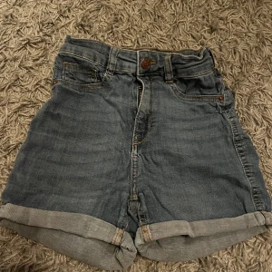 Shorts  - Dom är använda men sitter väldigt bra. Högmidjade. 