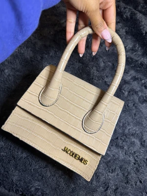 Jacquemus väska - Priset går att diskutera🥰  Kan mötas upp i Stockholm, men självklart går det att frakta (köparen står för frakt)😊
