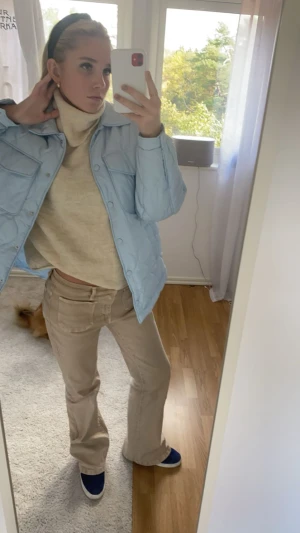 Mango jeans  - Säljer mina snygga mango jeans  dom är slutsålda Sjukt snygga jeans! Storlek 34 men passar mig som har 36! Långa i benen 