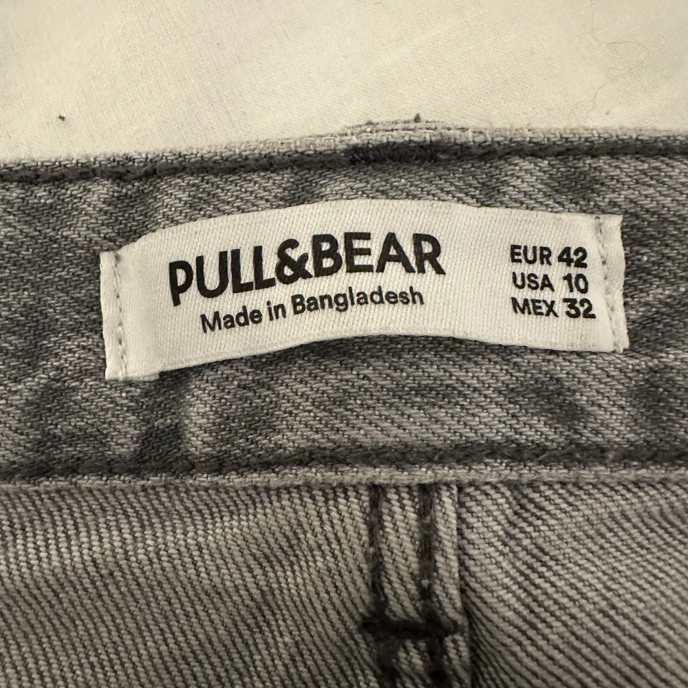 säljer mina supersnygga low waist jeans från pull and bear pga att de är för stora för mig. de är använda en del men det finns inga skador, små i storleken.💞. Jeans & Byxor.