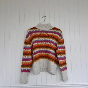 färgglad stickad tröja  - Superfin färgglad stickad randig tröja köpt från Zara! använd ett fåtal gånger och därmed mycket fint skick. Storlek xs