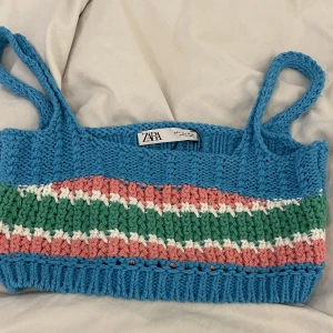 Zara topp - Läs bio! Min systers gamla Zara topp som inte passar mig så kan inte ta bild på❤️