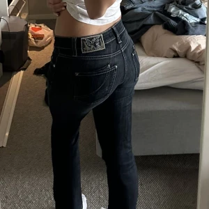 Lågmidjade Jeans - Supercoola vintage straight leg jeans. De år låga i midjan med jättefina detaljer på backfickorna och vita sömmar. Storleken är bortklippt men förmodligen en strl 26/27. Gylfen har en tendens att åka ner men detta har jag fixat med en nyckelring.