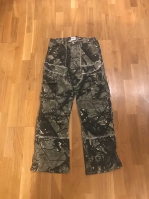 Real tree cargo pants - Ett par feta straight leg real tree camo byxor. Skriv om du har frågor eller för fler bilder.