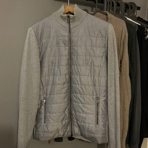 Massimo dutti cardigan - Tja säljer min gamla Massimo dutti jacka då den ej används mer.
