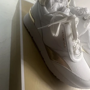 Michael Kors Sneakers - Helt nya sneakers från Michael Kors. Nypris: 1900kr