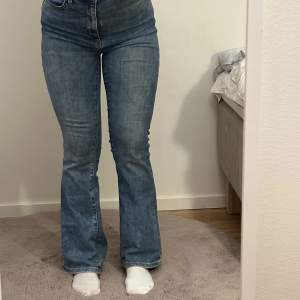 Mörkblå fina bootcut jeans storlek M (38)