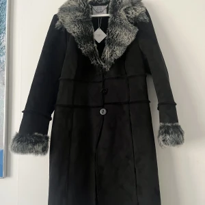 Y2K vinterkappa (oanvänd) Medium - Vinterkappa i fuskmocka och fuskpäls från Tippy. Storlek Medium.