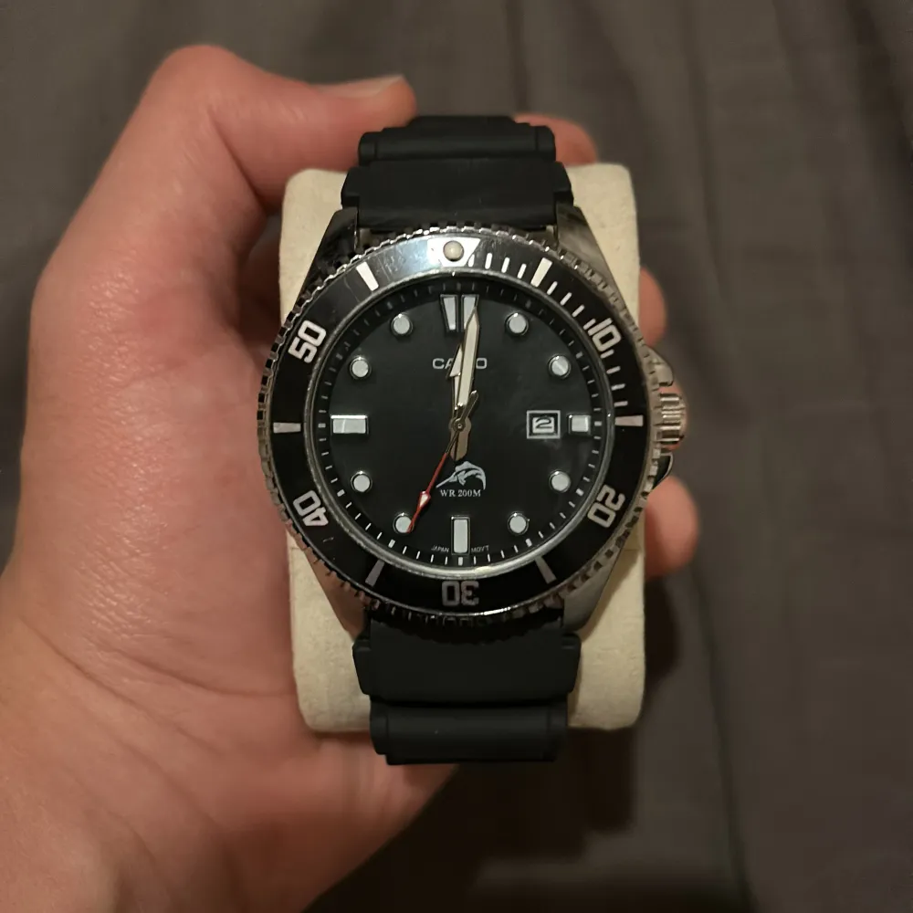 En casio dive watch klocka som liknar en Rolex som har använts 1 gång. Accessoarer.