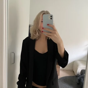 Kavaj - En svart kavaj från NAKD med fina detaljer vid ärmarna. Endast använd ett fåtal gånger 💞