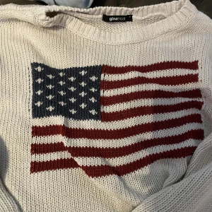 Stickad tröja  - Stickad tröja från Gina med flagga 