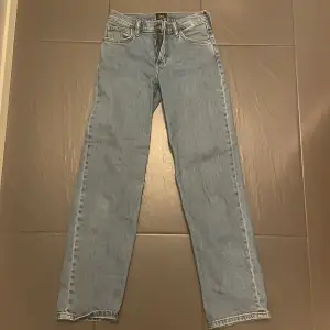 Säljer dessa Low waist lee jeans som jag inte använder längre,de har inga defekter o skriva gärna för mått och fler bilder ifall de behövs!💗 