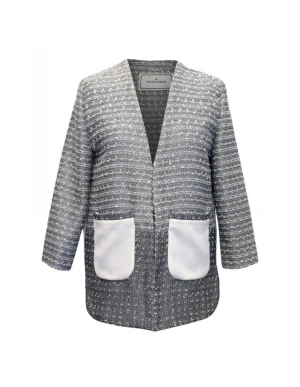 By Malene Birger, kavaj stl 40 - Grå kavaj med inslag av silvertrådar från by Malene Birger. Benvita fickor i fram. Väldigt bra skick. Nypris 2800kr.  Kan hämtas hos mig på Östermalm eller skickas.