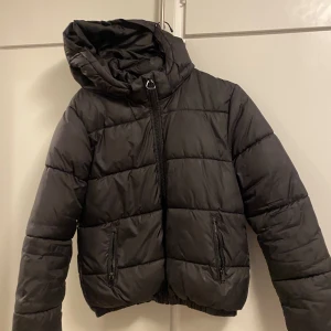 Vinter jacka - Svart vinterjacka, sparsam använd. Köparen står för frakten💓