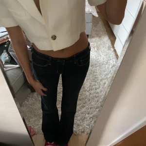 Lågmidjade bootcut jeans - Säljer dessa lågmidjade bootcut jeans ifrån hollister! Nyskick och använda cirka 2 gånger. Hör av er för fler bilder!🫶🏻använd gärna ”köp nu”