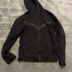 Nike tech - Den är typ helt ny men efter jag tvätta den för första gången så krympdes linjen se på bilden. Köpt för 1300. 