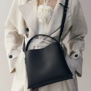 Mango Väska - Svart väska från Mango i perfekt skick!  Justerbar axelrem, innerfick och magnet fästning L24cm/H33cm/B11cm. Köparen står för frakt