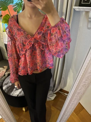 Bikbok blus - Jätte fin blommig blus. köpt för ca300, Säljer då den är förstor💗