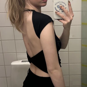 Oanvänd backless topp strl S - Köpt på Zara i Oslo för 299 norska kronor. Trendig backless topp i storlek S. Helt oanvänd säljer för 149kr