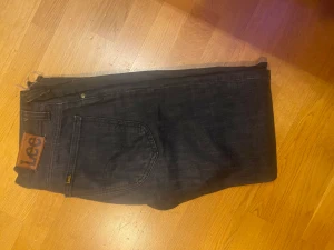 Lee - Ett par lowrise jeans från lee