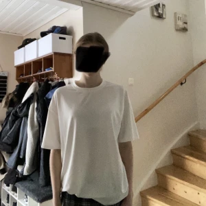Vit t-shirt med tryck - En oversized vit t-shirt med tryck på ryggen från Shein💕Använd ca 3 gånger och har inga fel. Strl. XS men kan användas som M/L om man vill ha den mindre oversized☺️